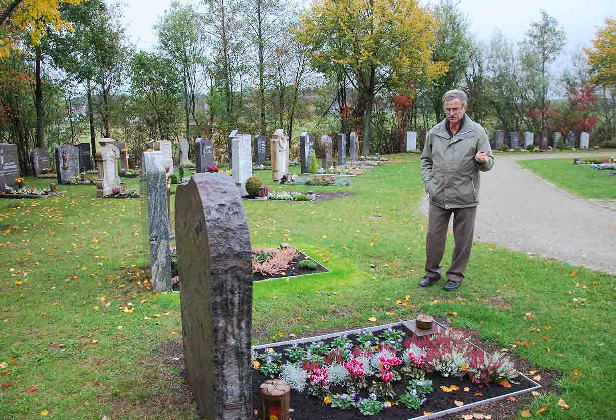 Auf dem Friedhof von Forchheim bei Freystadt sind die Gräber frisch bepflanzt. Eine Jury um Diakon und Gartenexperte Franz Kraus hielt den Gottesacker für vorbildlich. Foto: Gess