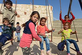 Flüchtlingskinder spielen im geschützten Innenhof des Kindergartens in Dekwaneh/Libanon. Foto: missio/J. Böthling  