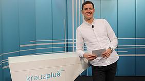 Michael Graßl moderiert das Fernsehmagazin kreuzplus