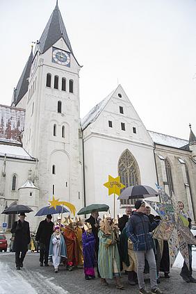 Vom Eichstätter Dom zogen die Sternsinger mit Bischof Gregor Maria Hanke durch Eichstätt. pde-Foto: Anika Taiber-Groh