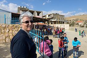 Schwester Amira Tabet kümmert sich um syrische Flüchtlingskinder an einer Schule der „Good Shepherds Sisters“ der maronitischen Kirche in einem christlich-maronitischen Dorf in der Bekaa-Ebene im Libanon. pde-Fotos: Jörg Böthling / missio München