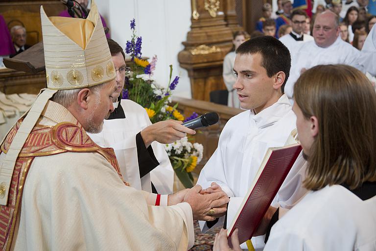 Die Kandidaten zur Diakonenweihe versprechen dem Bischof und seinen Nachfolgern den Gehorsam. Hier: Sebastian Braun