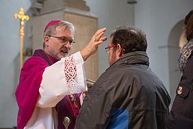Der Eichstätter Bischof Gregor Maria Hanke legt das Aschekreuz auf. pde-Foto: Anita Hirschbeck