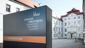 Eingang des Tagungshauses Schloss Hirschberg.