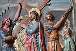 2. Station: Jesus nimmt das Kreuz auf seine Schultern.