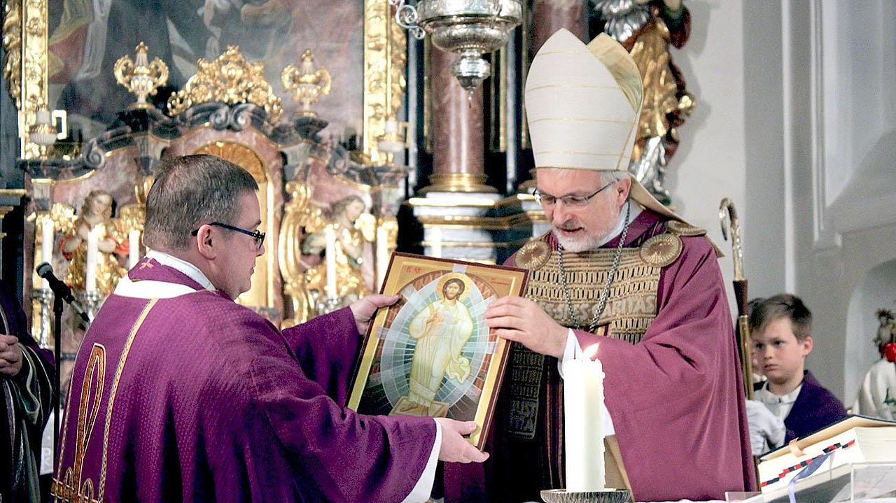 Bischof Hanke überreicht eine Christus-Ikone bei der Visitation in Dietkirchen an den Pfarrer