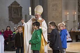 Erstkommunionkinder mit Bischof