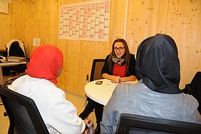 Rund 700 Asylberatungen hat Lilly Oblinger von der Caritas-Kreisstelle Ingolstadt in einem halben Jahr in der Gemeinschaftsunterkunft Marie-Curie-Straße geleistet. Foto: Caritas/Esser
