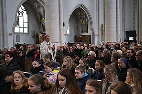 Passauer Bischof Stefan Oster hielt seine Predigt mitten unter den Schülern. pde-Foto: Bernhard Löhlein