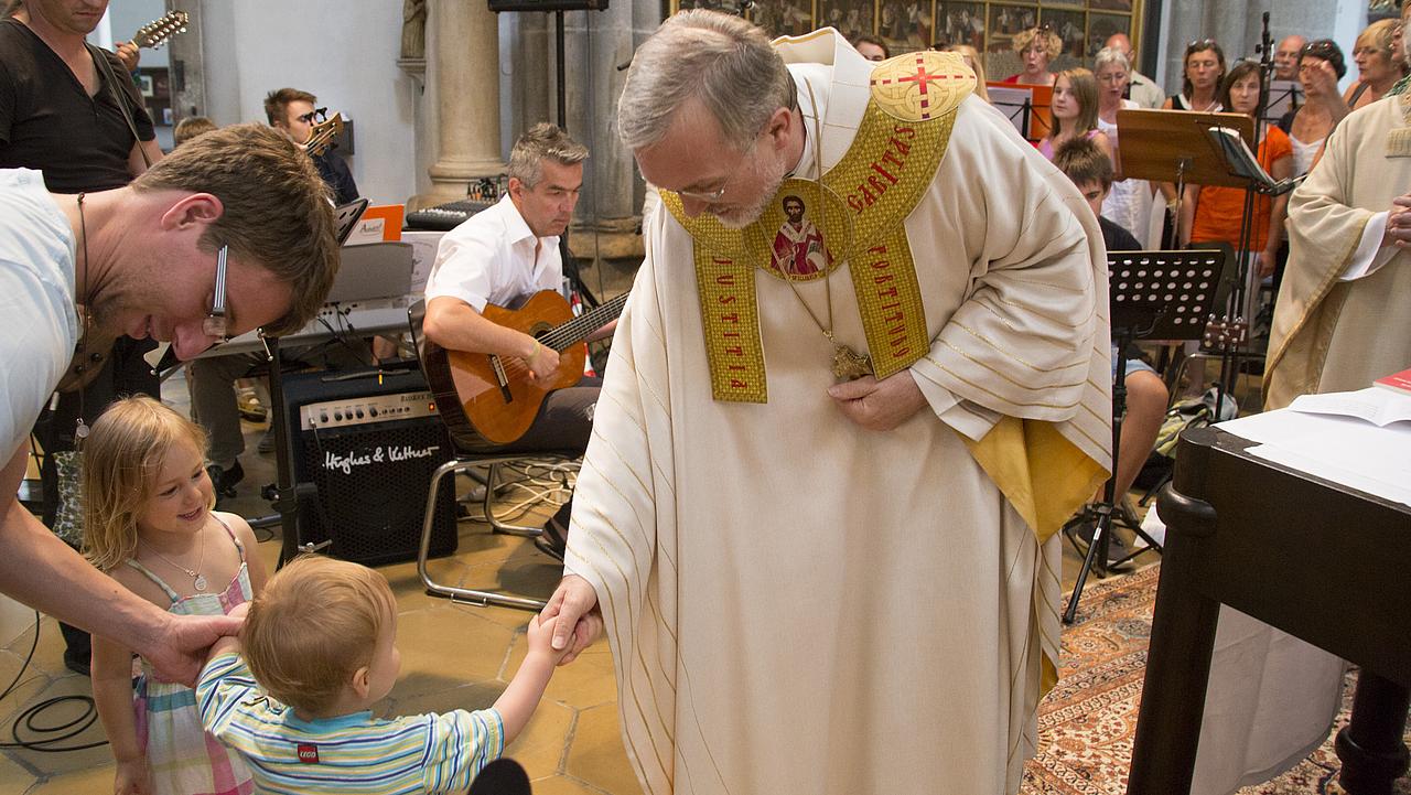 Bischof Gregor Maria Hanke beim Familiengottesdienst im Eichstätter Dom. pde-Foto: Anika Taiber