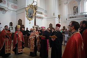 Bischof Petro Kryk (3. von rechts) neben Bischof em. Mixa bei der Vesper in der Schutzengelkirche. pde-Foto: Geraldo Hoffmann