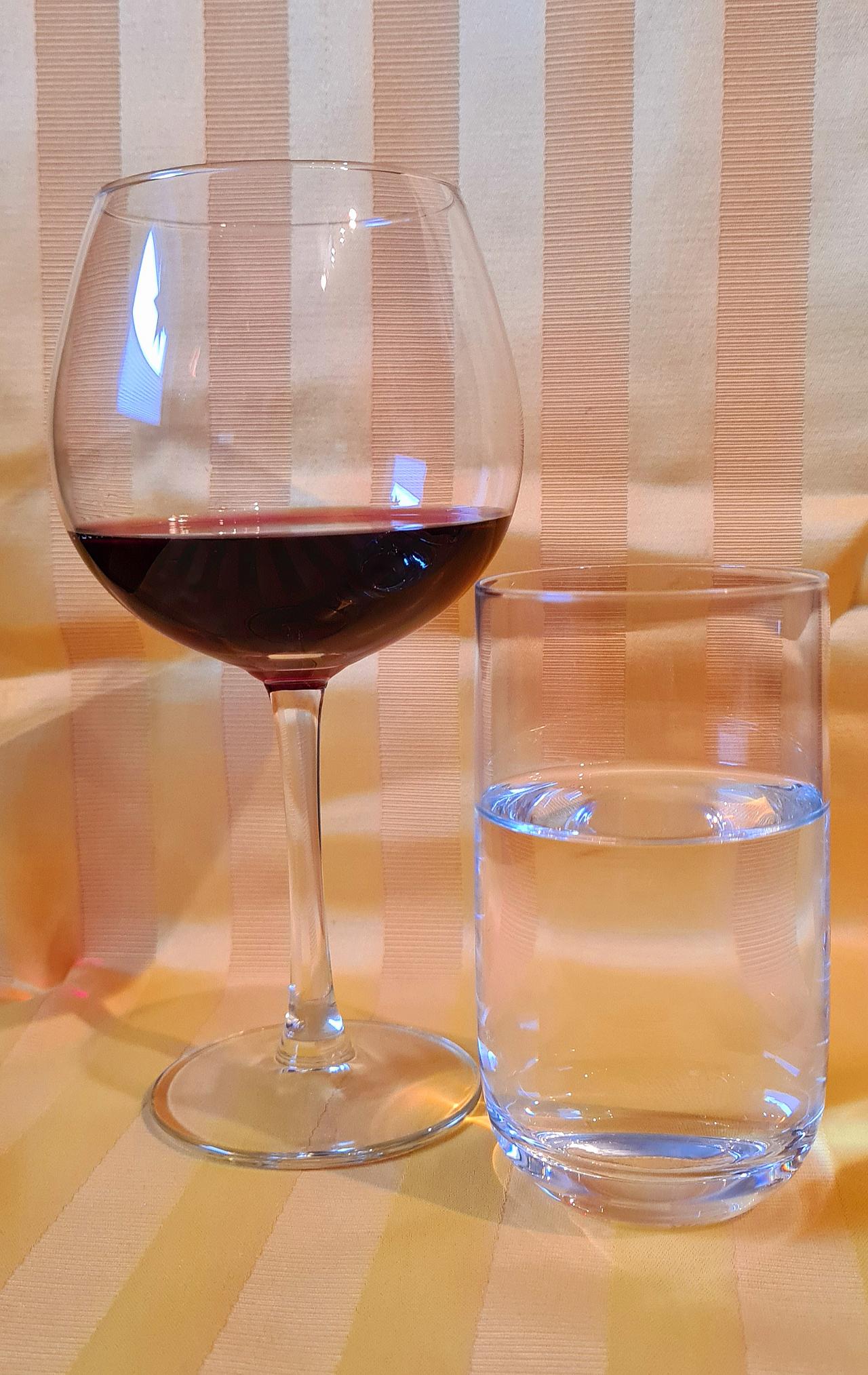 Ein Glas Wein, ein Glas Wasser