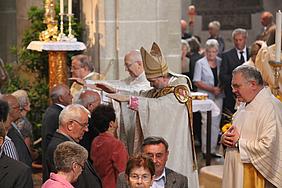 Bischof Gregor Maria Hanke und zahlreiche weitere Priester erteilten den Jubelpaaren  den Einzelsegen. Pde-Foto: Andreas Schneidt