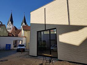 Das Amt für Kirchenmusik zieht um: Blick auf den Probensaal und das umgebaute Gebäude im Hintergrund. pde-Foto: Norbert Staudt