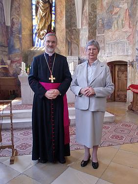 Bischof Gregor Maria Hanke OSB zusammen mit der wiedergewählten Generaloberin der Ingolstädter Franziskanerinnen, Schwester M. Paula Krindges.