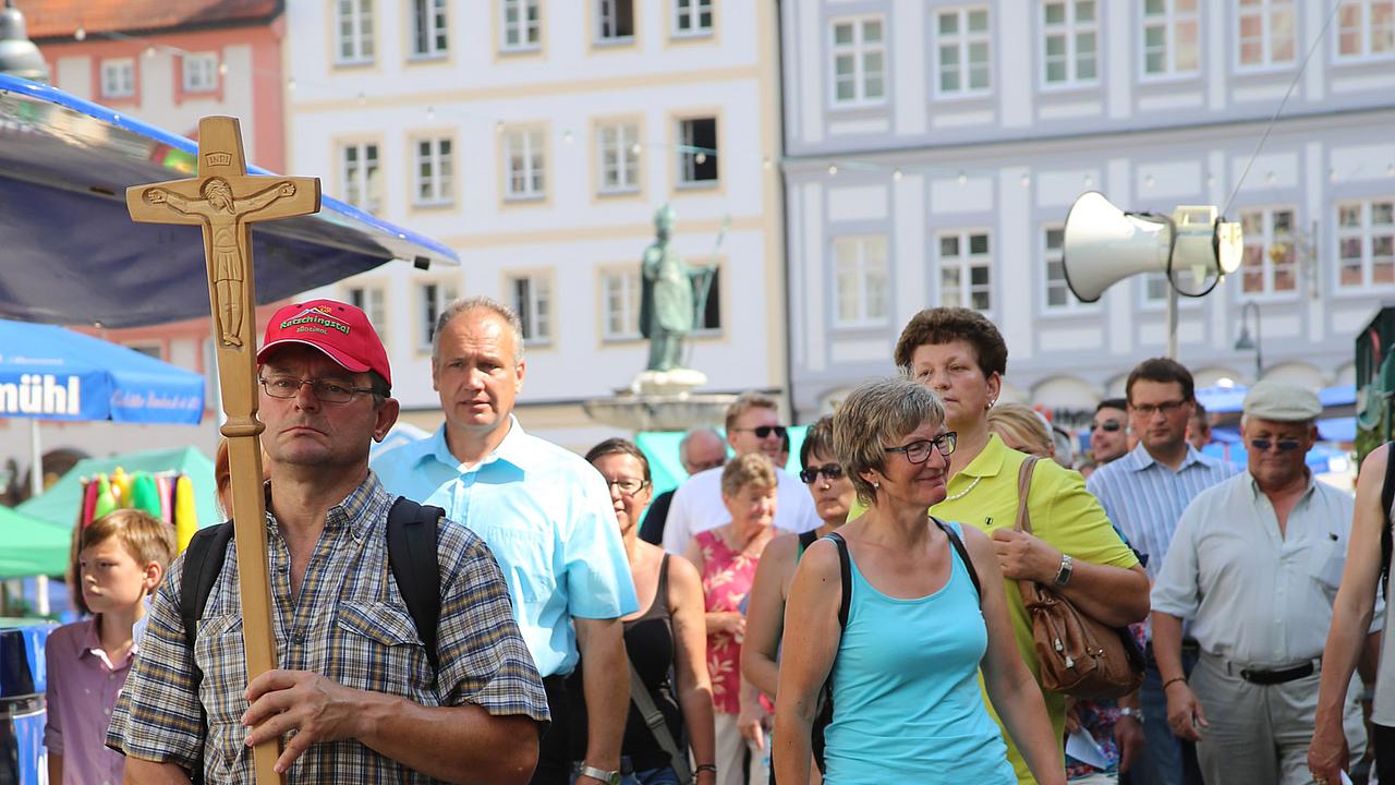 Wallfahrer auf dem Weg zum Eichstätter Dom. pde-Foto: Anita Hirschbeck