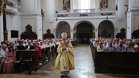 Bischof Hanke mit Ehejubilaren in der Schutzengelkirche. Foto: Geraldo Hoffmann/pde