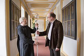 (Von links) Bischof Gregor Maria Hanke bekommt den neuen Bischofsstab von Goldschmiedemeister Franz Xaver Bilz überreicht. pde-Foto: Anika Taiber-Groh