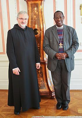 Erzbischof Simone Ntamwana (rechts) aus Gitega (Burundi) bei Bischof Gregor Maria Hanke. pde-Foto: Norbert Staudt