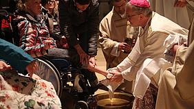 Bischof Hanke bei der Fußwaschung. pde-Foto: Bernhard Löhlein