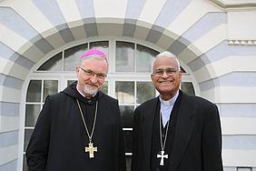 Bischof Hanke und Erzbischof D'Souza im Hof des Bischofshauses ein Eichstätt. pde-Foto: Geraldo Hoffmann