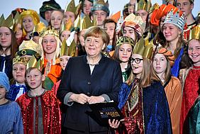 Auch im Januar 2017 hatte Bundeskanzlerin Merkel Sternsinger aus den Bistümern Deutschlands empfangen. pde-Foto: Ralf Adloff/Kindermissionswerk