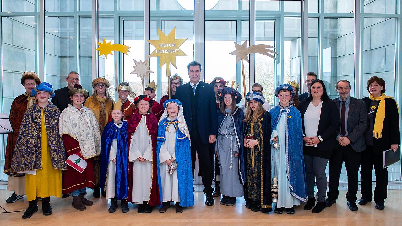 16 Sternsinger aus dem Bistum Eichstätt haben den Segen in die Bayerische Staatskanzlei gebracht. pde-Foto: Bayerische Staatskanzlei