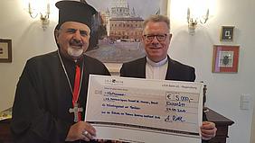 Der syrisch-katholische Patriarch Ignatius Youssef III. Younan und Prälat Christoph Kühn bei der Spendenübergabe. pde-Foto: privat
