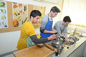 Jugendliche kochen; Foto: Esser / Caritas