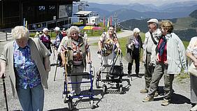 Senioren vor einer Berghütte
