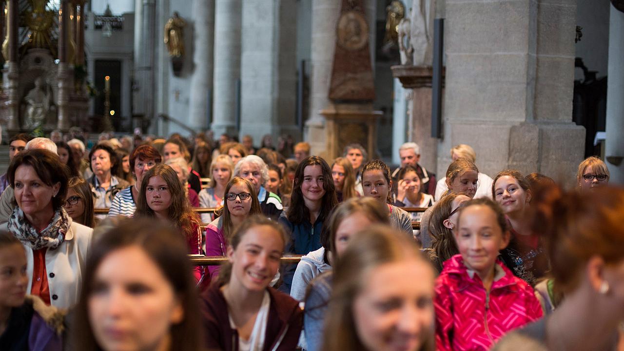 Schülerinnen und Lehrkräfte der Mädchenrealschule Abenberg im Eichstätter Dom. pde-Foto: Anika Taiber