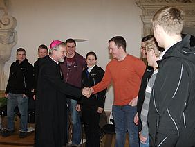Bischof Gregor Maria Hanke begrüßt die Studenten aus Triesdorf. Foto: Michael Schmidpeter.