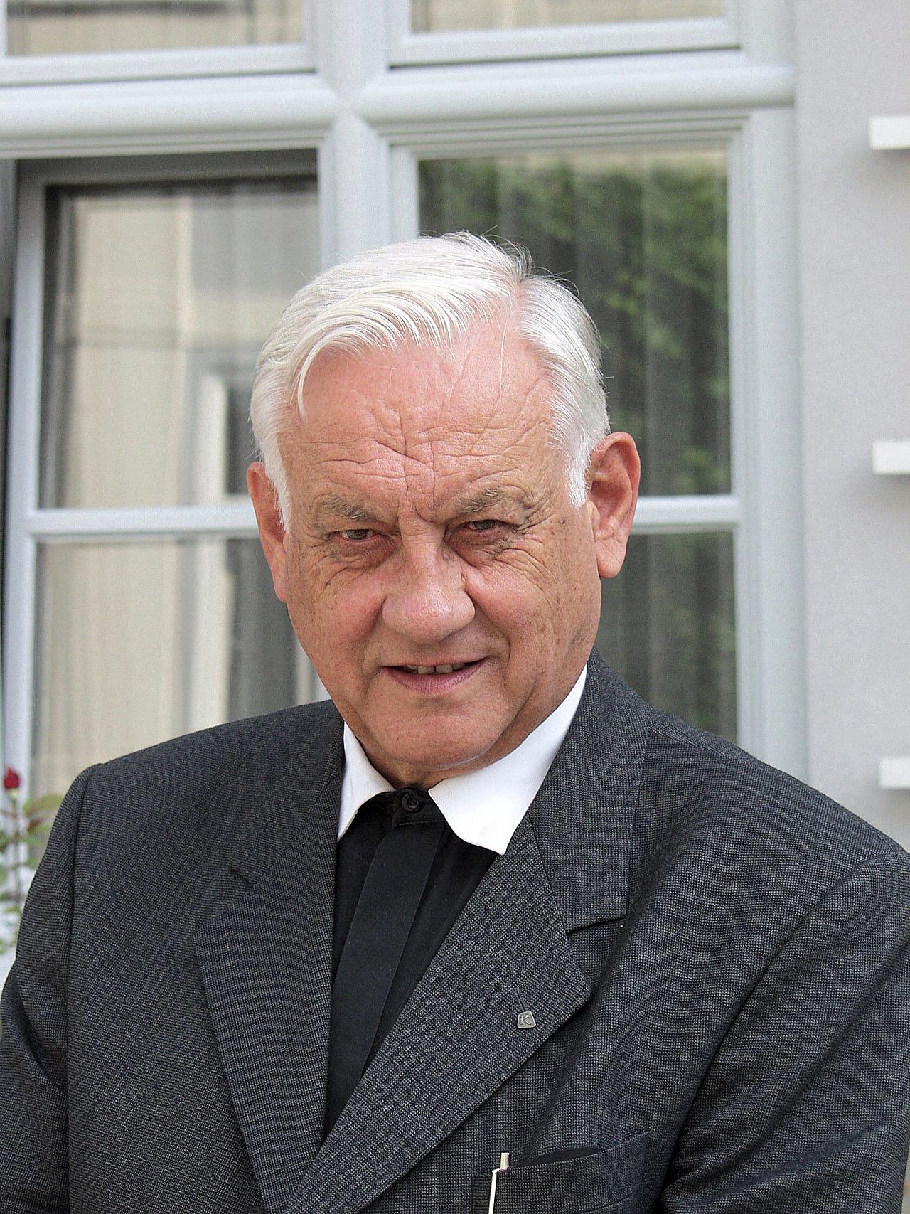 Domkapitular em. Johannes Schmidt