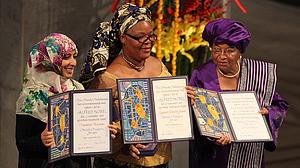 Tawakkul Karman, Leymah Gbowee und Ellen Johnson Sirleaf bei der Verleihung des Friedensnobelpreises 2011