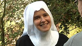 Schwester Marta Braga im Garten der Benediktinerinnenabtei St. Walburg in Eichstätt. pde-Foto: Daniela Olivares