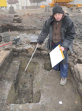 Grabungsleiter Fabian Hopfenzitz zeigte die bisherigen archäologischen Funde im Detail auf. Foto: Caritas/Esser