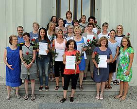 Rund 20 Frauen aus Caritas-Seniorenheimen und aus mehreren Sozialstationen im Bistum Eichstätt haben sich zu Betreuungskräften qualifiziert. pde-Foto: Peter Esser (Caritas)