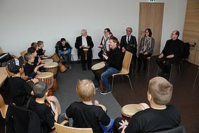 Andreas Doßler (Mitte) und seine "MIGcussion Kids". pde-Foto: Caritas/Dr. Andrea Schödl