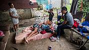 Pater Marco Tulio Gómez beim Besuch einer Migrantenfamilie in Panama-Stadt