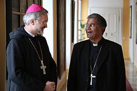 Bischof Gregor Maria Hanke mit Bischof Thomas Dabre bei dessen Besuch in Eichstätt 2013