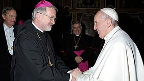 Begegnung zwischen Bischof Hanke und Papst Franziskus bei der Vollversammlung der Ordenskongregation. Foto: L'Osservatore Romano