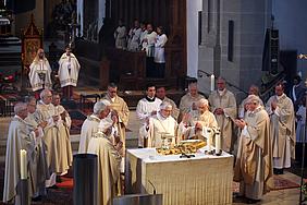 Priesterjubilare des Domkapitels um den Altar versammelt mit Weihbischof Bittschi (Mitte) und Bischof em. Walter Mixa. pde-Foto: Geraldo Hoffmann