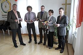 Sie arbeiten im Bereich des kirchlichen Engagements an Ganztagsschulen eng zusammen (von links nach rechts:) Ewald Kommer (Kolping-Diözesanverband Eichstätt), Thomas Bößl (Referent für Schul- und Jugendpastoral in der Schulabteilung des Bischöfliche
