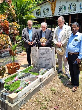 Zu Beginn der Reise legten die Gäste aus Eichstätt Blumen am Grab des mittlerweile verstorbenen Bischofs Valerian D’Souza nieder.