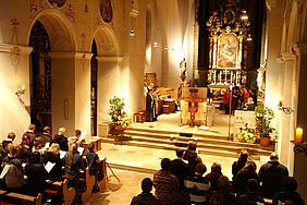 Teilnehmer der monatlichen Jugendvesper beten in der Klosterkirche Plankstetten