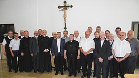 Bischof Hanke im Austausch mit Priesterjubilaren aus der ganzen Diözese. pde-Foto: Gabi Gess