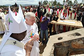 Erzbischof Simon Ntamwana (links) und Domkapitular Josef Blomenhofer bei der feierlichen Grundsteinlegung in Bugendana