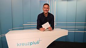 Michael Graßl moderiert das Fernsehmagazin kreuzplus.