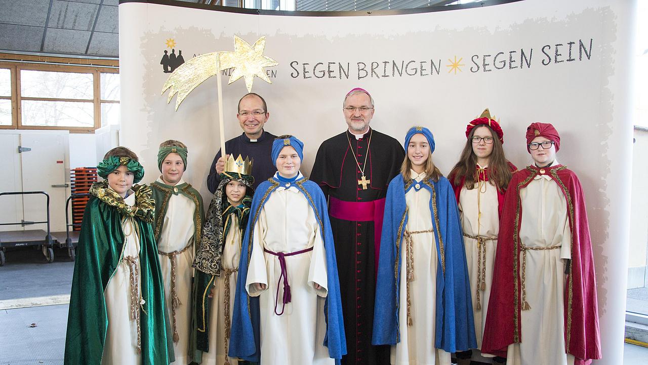 Bischof Gregor Maria Hanke und Sternsinger bei der bundesweiten Aussendungsfeier in Neumarkt. pde-Foto: Clara Böcker