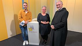 Susanne Jerosch (mitte) und Markus Sturm (links) vom Pfarrbriefteam der Pfarrei Edith Stein beim Interview mit Bischof Gregor Maria Hanke (rechts) im Studio des Bistums Eichstätt.
